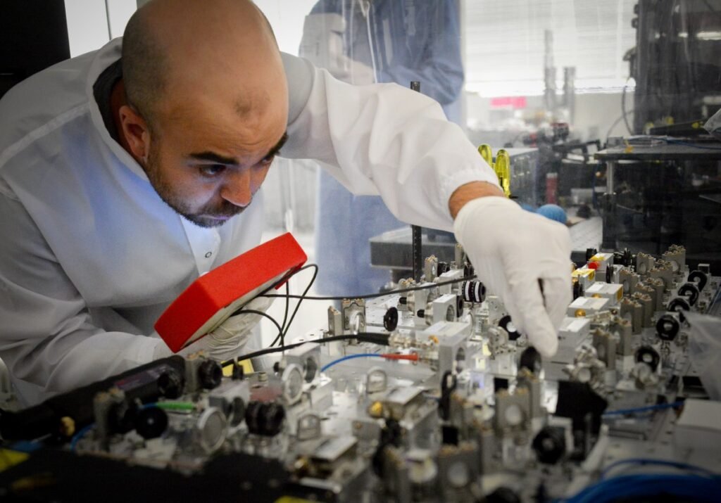 Microsoft and Atom Computing to Unveil Quantum Computer for Businesses in 2025