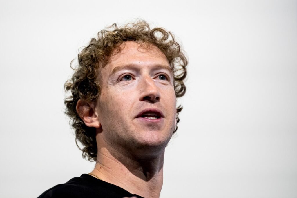 Zuckerberg Takes Facebook Team to Watch ‘The Social Network’ in Theaters