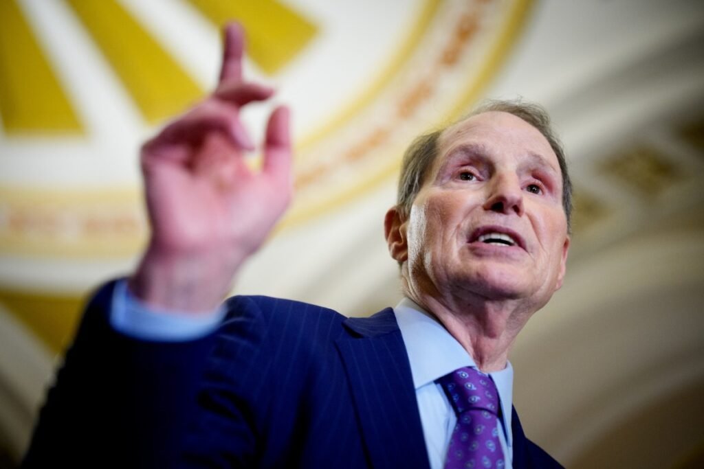 Wireless Giants Fail to Notify Senators of Surveillance Requests